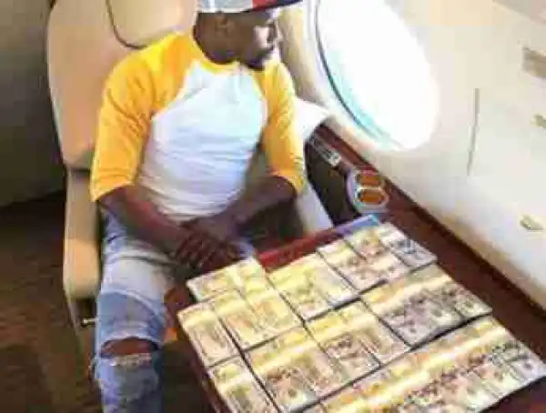 Floyd Mayweather Flaunts $100 Bills On His Private Jet Ahead Of Conor McGregor Mega Fight (Photos)